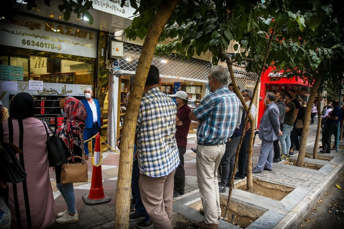 گزارش‌های میدانی از بازار ارز تهران حاکی از آن است که بازاری‌ها بین‌ صحبت‌هایشان‌، مدام‌ از‌ حملات ضعیف دیشب اسرائیل می‌گویند و‌ تأکید دارند: ترس بازار ریخت؛ خیال بازار راحت شد.