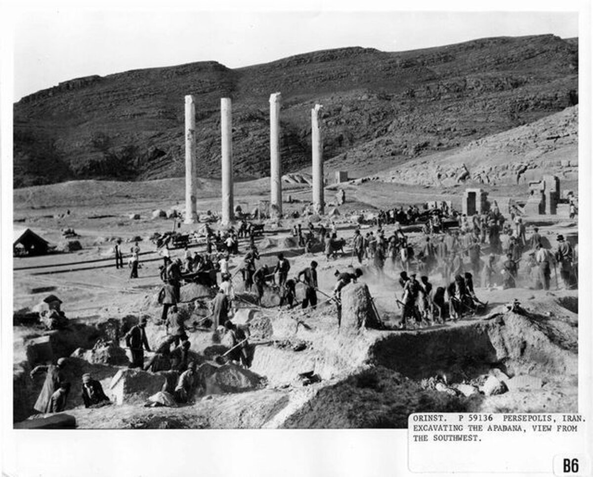 تخت جمشید (پارسه) حدود ۴۵ سال پیش در چنین روزی (پنجم آبان‌ماه) با تلاش‌های شهریار عدل در فهرست میراث جهانی یونسکو ثبت شد؛ پایتخت تشریفاتی هخامنشی که بیش از ۹۰ سال پیش از زیر خاک بیرون آورده شد و کشف آن، هنوز کامل نشده است.