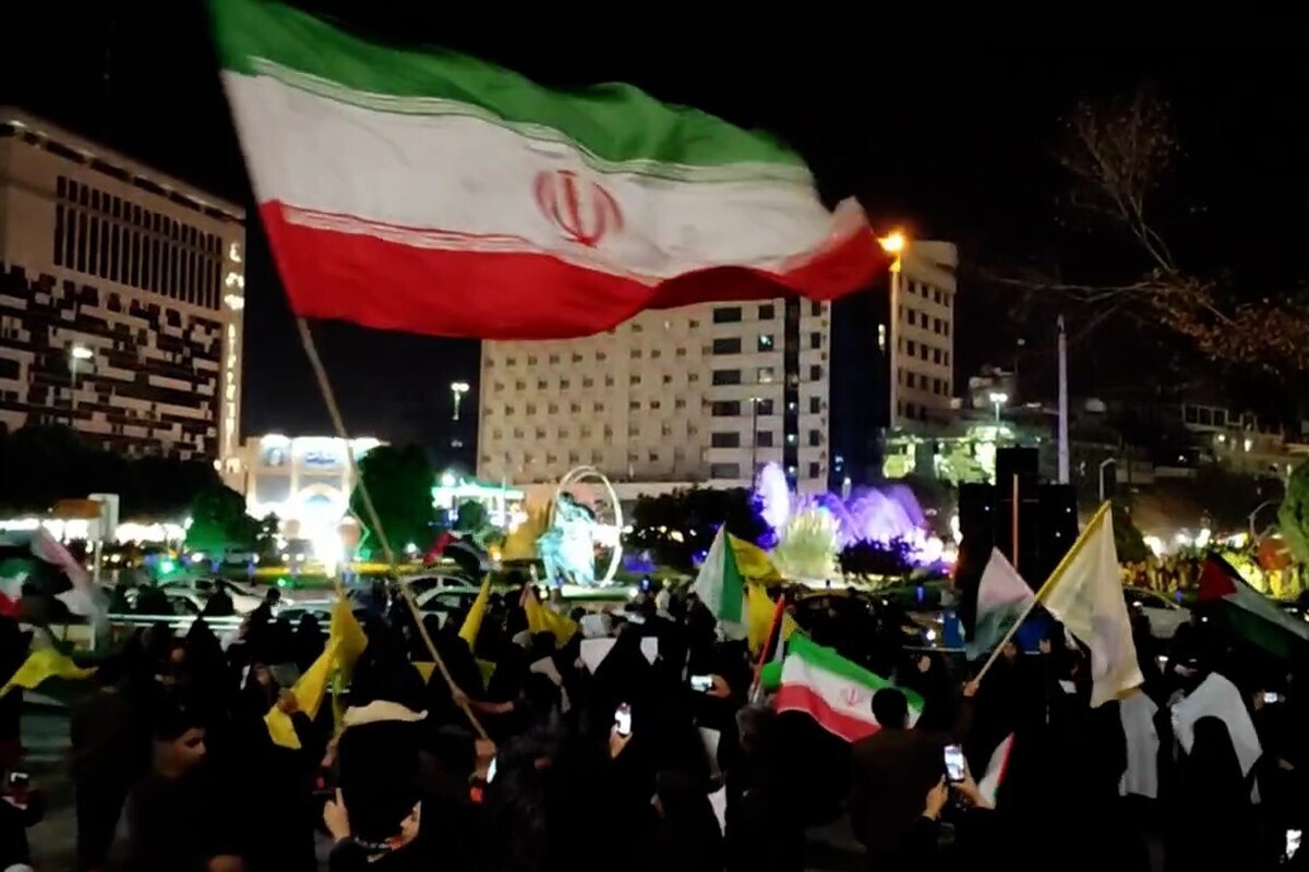 تجمع مردم انقلابی مشهدالرضا (ع) در خونخواهی شهدای عزیز پدافند هوایی، حمایت و قدردانی از نیرو‌های مسلح و مطالبه‌ی عملیات وعده صادق ۳ در پاسخ به حمله بزدلانه رژیم صهیونیستی به خاک مقدس ایران اسلامی در میدان بیت المقدس مشهد برگزار شد.