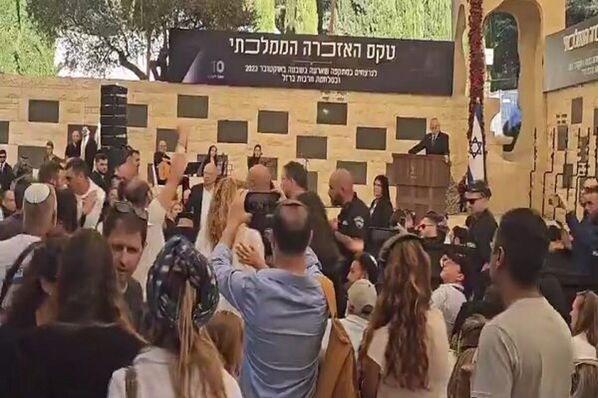 خانواده‌های اسرای صهیونیستِ نزد مقاومت فلسطین در نوار غزه، سخنرانی نخست‌وزیر رژیم صهیونیستی را قطع کردند و علیه وی شعار دادند.