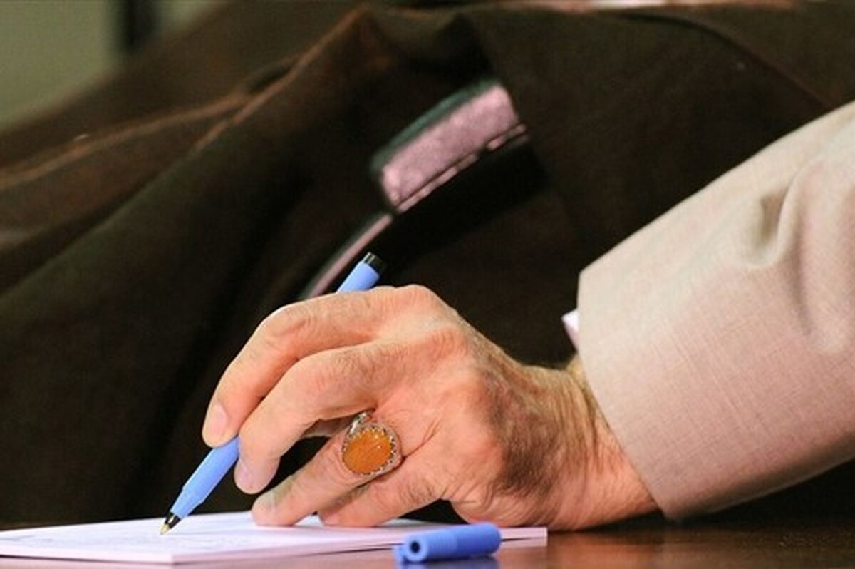 رهبر معظم انقلاب اخیراً پس از مطالعه‌ کتاب «ایستگاه خیابان روزوِلت» که روایتی از تسخیر لانه جاسوسی آمریکا با استفاده از اسناد به دست آمده از سفارت است، تقریظی نگاشته‌اند که امروز چهارشنبه و در آستانه‌ی سالگرد ۱۳ آبان منتشر خواهد شد.