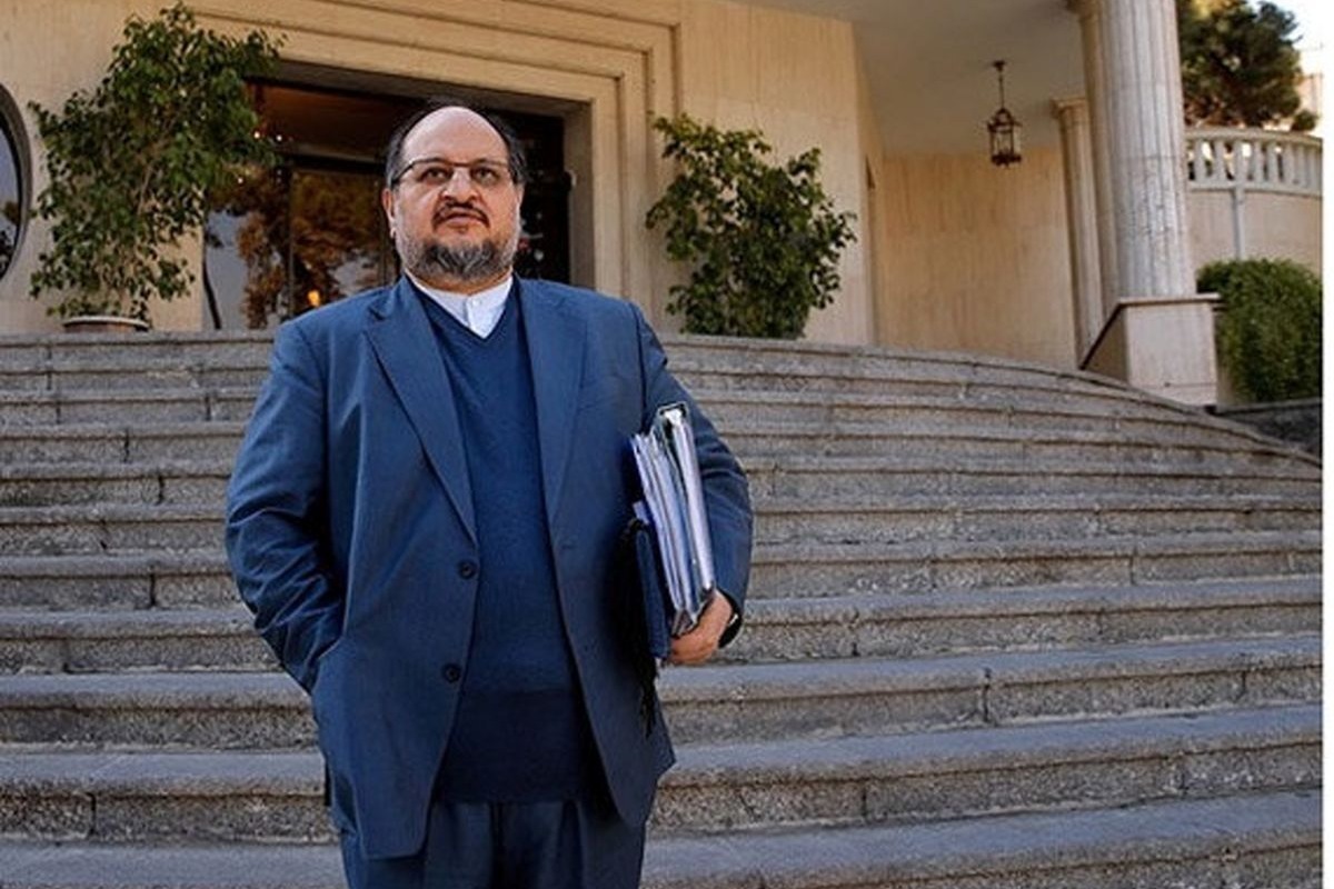 محمد شریعتمداری، مدیرعامل هلدینگ خلیج فارس، بعد از تساوی ارزشمند استقلال در شهر جده عربستان، با برقراری تماس تصویری با چشمی و حسینی، همه را شوکه کرد.