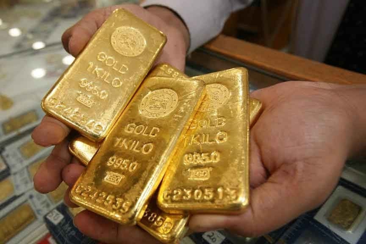 قیمت طلا و سکه در بیشتر روز‌های هفته اخیر به طور پیوسته با رشد قیمت همراه بود و روز چهارشنبه نیز با ریتم صعودی همانند روز‌های قبل معامله شد. به نظر می‌رسد افزایش پلکانی قیمت دلار بیشترین تاثیر را در ایجاد روند صعودی قیمت در بازار طلا داشته است.