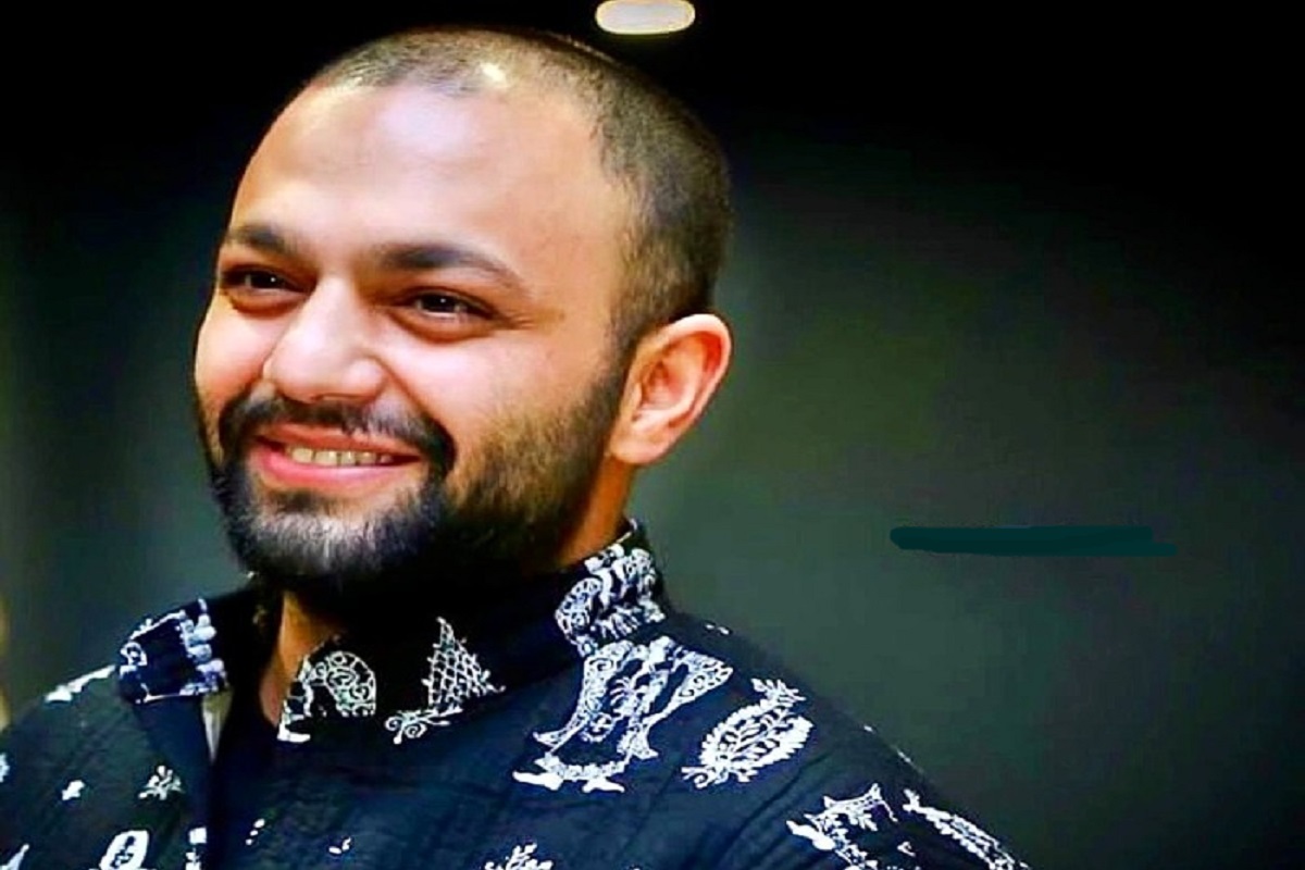 ارکستر موسیقی ملی ایران کنسرتی را تحت عنوان «بر چهره، لبخند» روی صحنه می‌برد. صابر ابر راوی این کنسرت است.