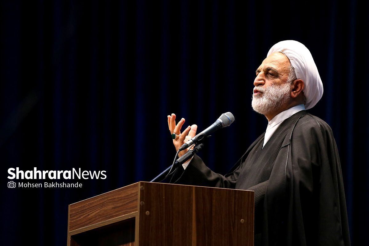 رئیس قوه‌قضائیه با تأکید بر اینکه از الزامات وفاق، التزام و احترام به قانون است، گفت: ملاک و معیار را باید قانون قرار دهیم و اطمینان داشته باشیم که با التزام و احترام به قانون از بسیاری از نارسایی‌ها و مشکلات و اختلافات و دوقطبی‌ها کاسته می‌شود.