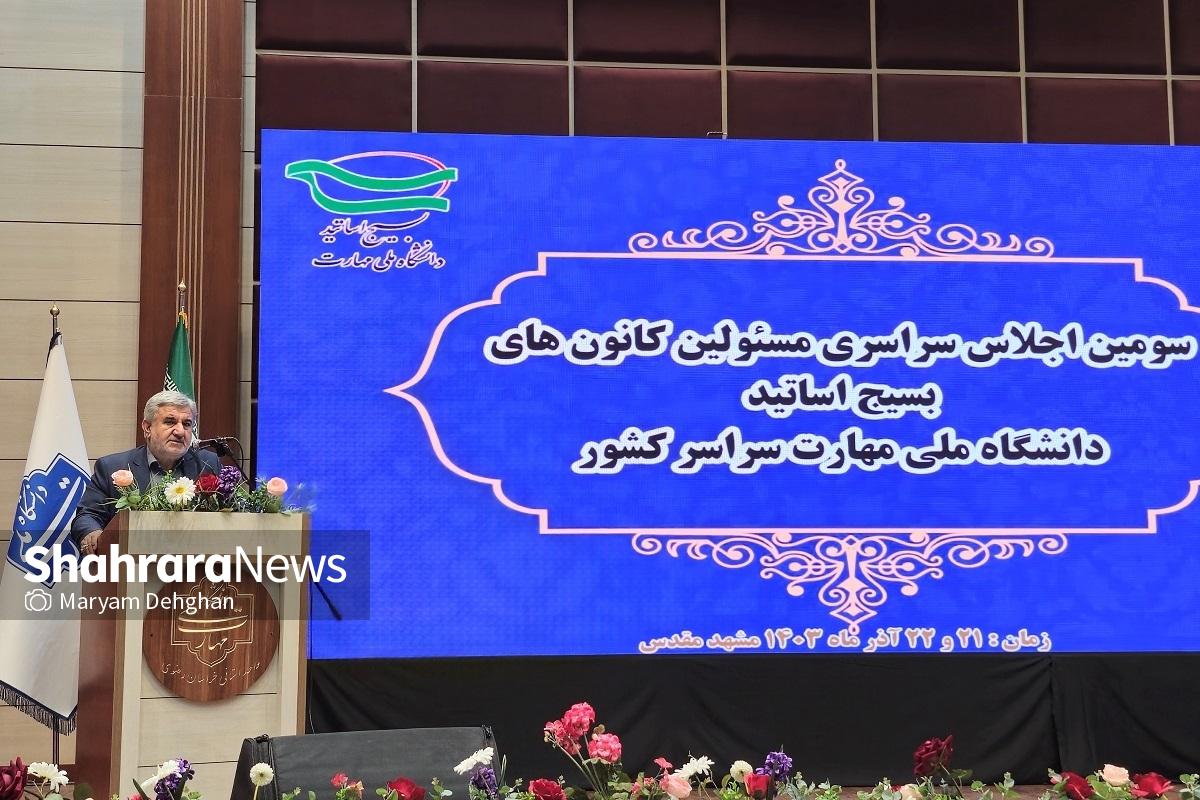 رئیس دانشگاه ملی مهارت کشور گفت: گسترش روحیه جهاد علمی، گسترش فرهنگ شهادت و ایثار، گسترش فرهنگ عبور از خود و به‌دیگران‌پرداختن از جمله وظایف مهم بسیج است که همه این‌ها بدون اجر و مزد انجام می‌شود. 
