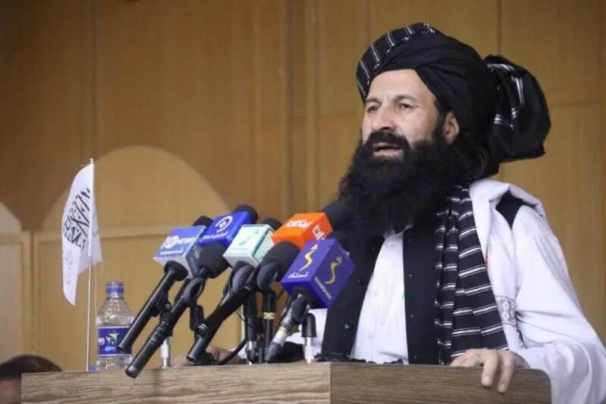الجزیره اعلام کرد که خلیل‌الرحمان، وزیر مهاجران دولت موقت طالبان، در انفجاری در مقر این وزارت‌خانه کشته شده است.