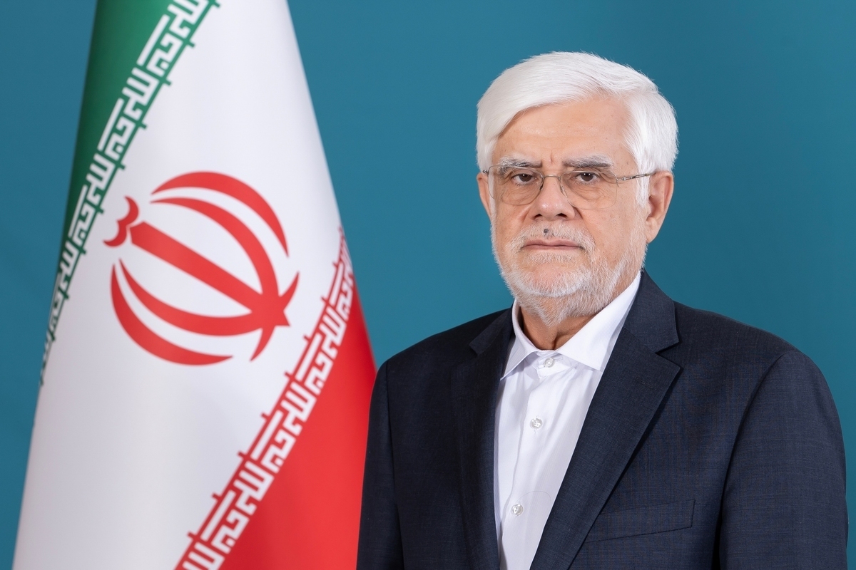 معاون اول رئیس‌جمهور با طرح این پرسش که چرا باید رئیس و کارمند کارآمد را بی‌دلیل خانه‌نشین کنیم، گفت: نمی‌خواهیم مثل دوران‌هایی باشیم که وقتی یک دولت روی کار می‌آمد، یک لشکر نیرو با خود می‌آورد و همه گذشتگان را بدون قدر دانستن زحماتشان رها می‌کرد.