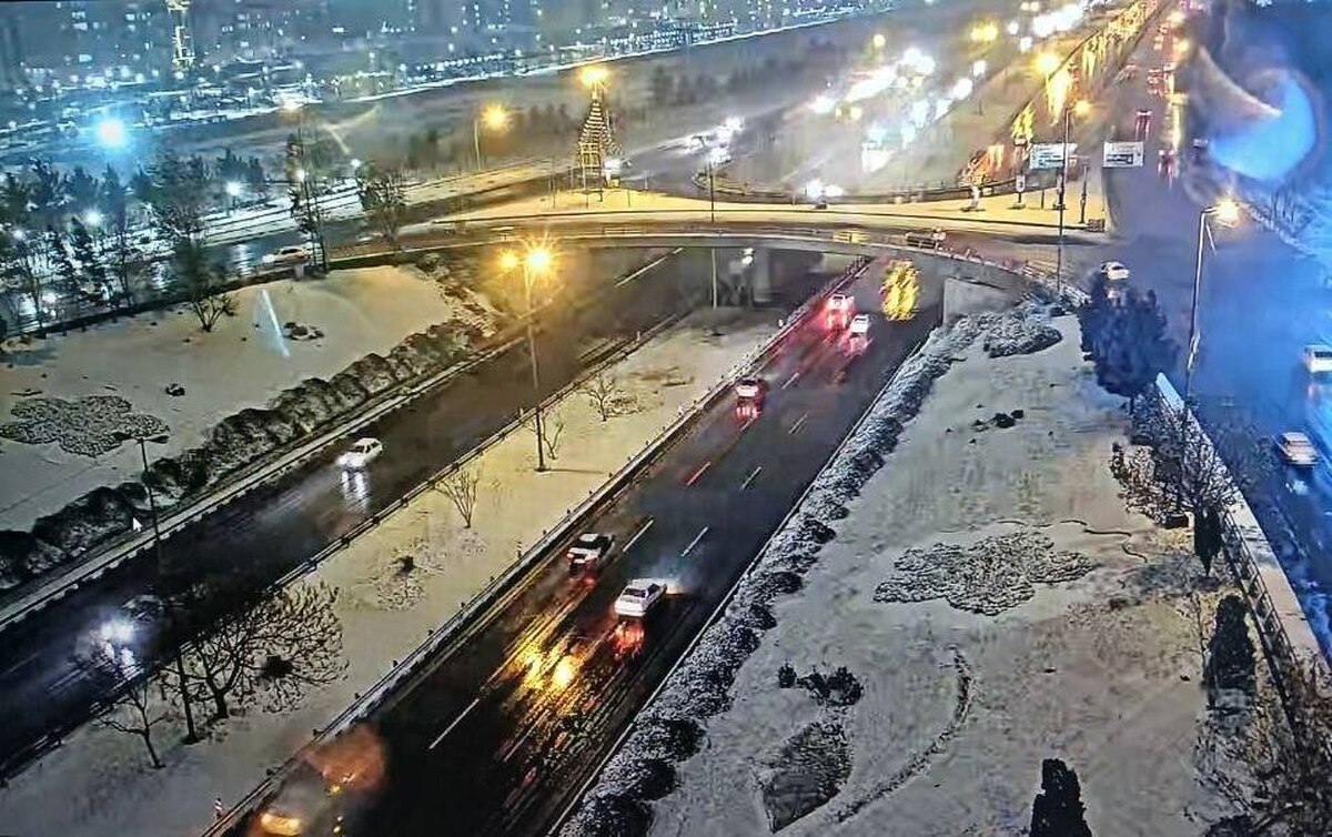 بارش شدید برف در مشهد باعث ایجاد لغزندگی در برخی معابر شد.