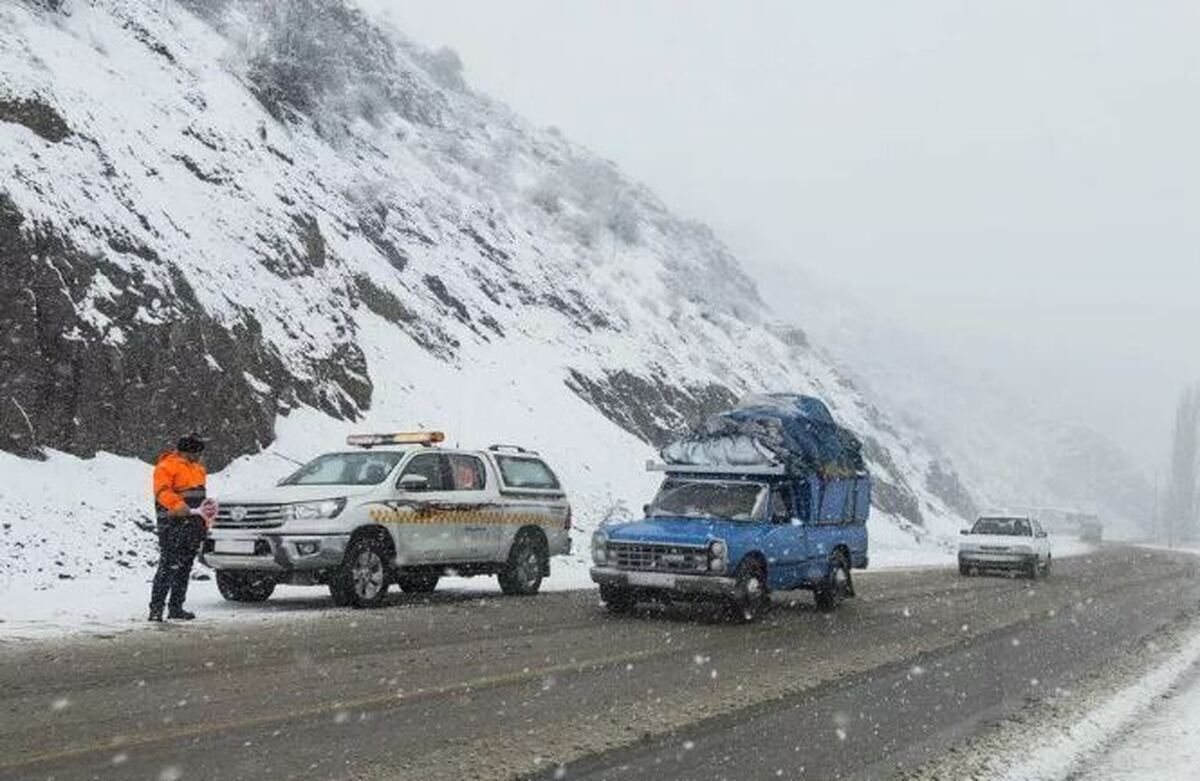 مدیرکل راهداری و حمل‌ونقل جاده‌ای خراسان رضوی گفت: خوشبختانه در روز‌های سرد اخیر حادثه و تصادف قابل‌ذکری را در طول راه‌ها شاهد نبودیم و وضعیت ایمنی در سطح قابل‌قبولی قرار داشت که هم شرایط زمانی بارش و هم حضور همکاران به ما کمک کرد.