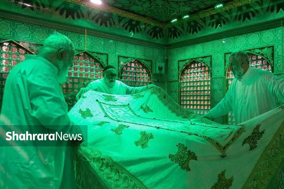 در مراسمی معنوی، مضجع شریف حضرت علی‌بن‌موسی‌الرضا(ع)، صبح امروز با حضور خانواده شهدا، غبارروبی شد.