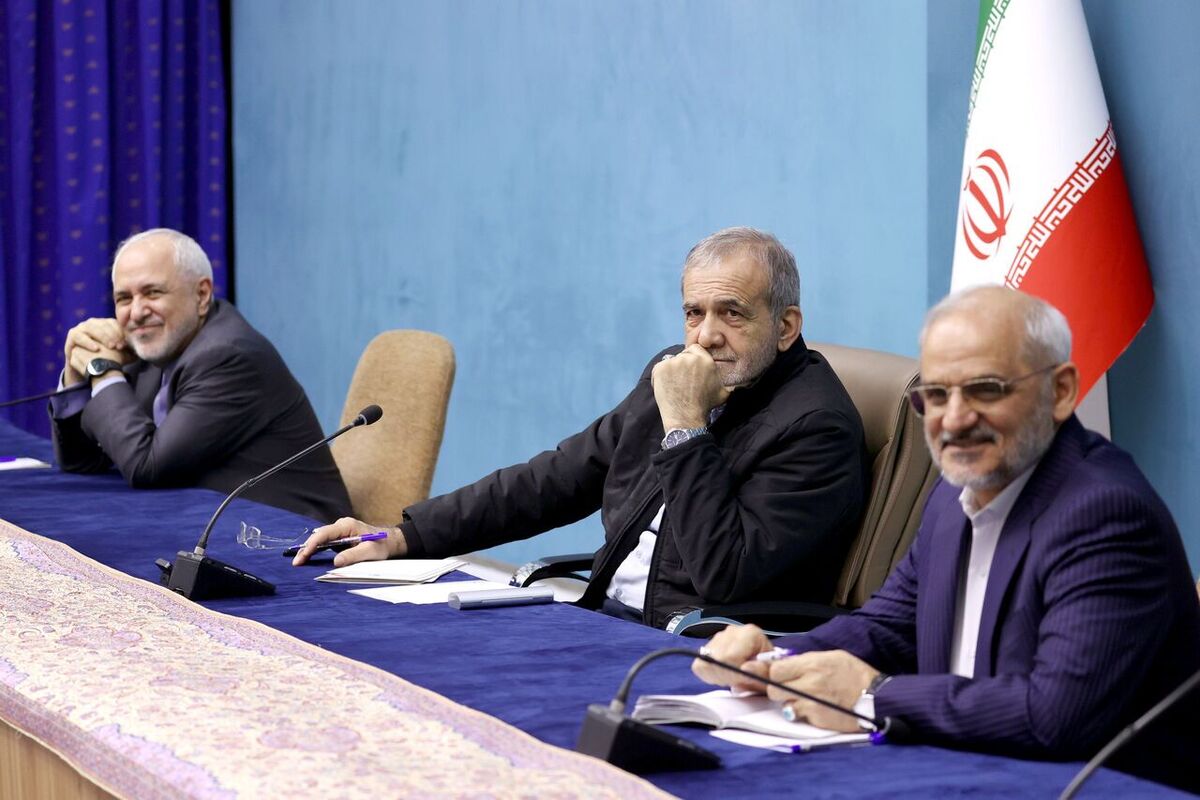 رئیس جمهور با بیان اینکه امروز «وفاق ملی» نقطه اصلی اتکای ما برای حل نه تنها مسائل سیاست خارجی، بلکه تمامی مشکلات گریبان‌گیر در کشور است، افزود: دولت برای اینکه بتواند در عرصه سیاست خارجی و نظام بین‌الملل پشتوانه محکمی داشته باشد، ابتدا باید بتواند وفاق ملی را در داخل کشور و در میان مردم تقویت کند.