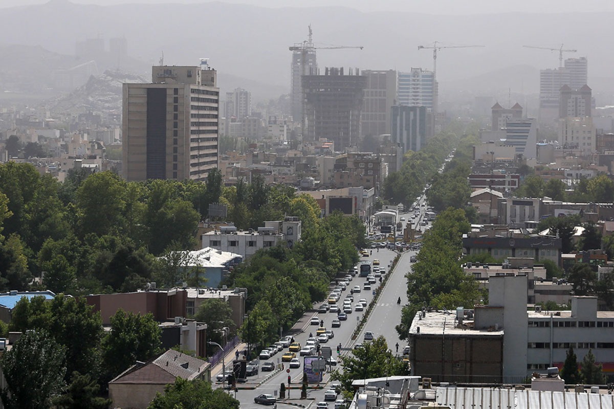بیش از ۱۰ روز پیاپی را با هوای آلوده در مشهد پشت سر گذاشتیم و سازمان هواشناسی هم اعلام کرده که وضعیت کلان شهر‌هایی مانند مشهد در روز‌های آینده همین است.