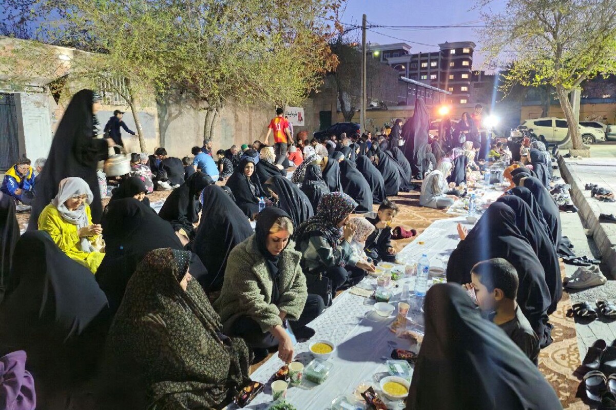 آخرین سفره افطار تا چند ساعت دیگر جمع می‌شود و ماه میهمانی خدا به پایان می‌رسد و دل‌های روزه‌داران برای بودن در چنین مهمانی عظیمی تنگ خواهد شد، امید که ما توانسته باشیم از فرصت بندگی در این ماه سودی صدچندان کسب کرده باشیم تا توشه راهمان گردد و درنهایت موجب خشنودی صاحب وجود هزاران اسمی شود که در شب‌های قدر، بر زبان راندیم.