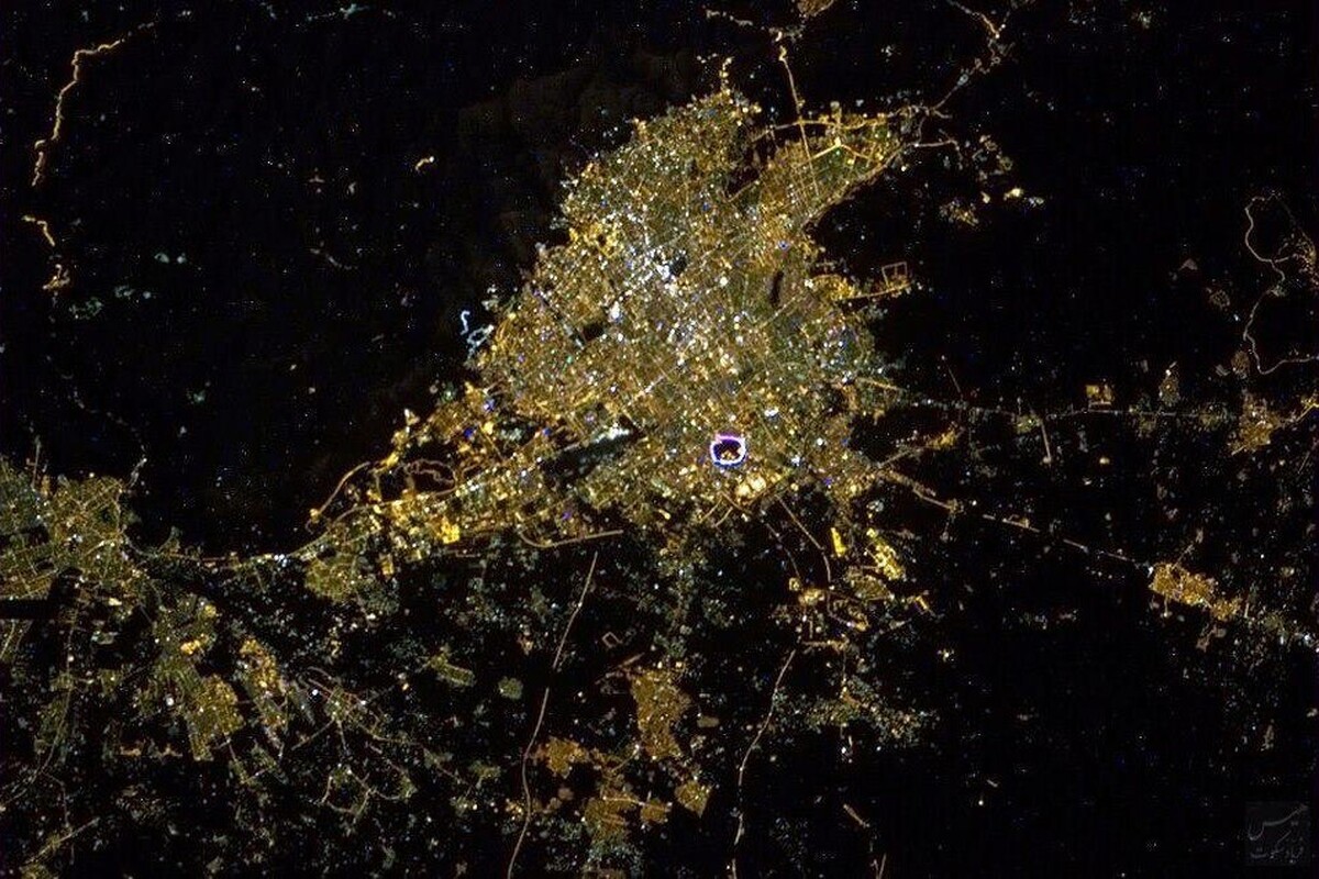 ویدئویی از پرواز شبانه بر فراز آسمان درخشان تهران از کابین خلبان را مشاهده می‌کنید.