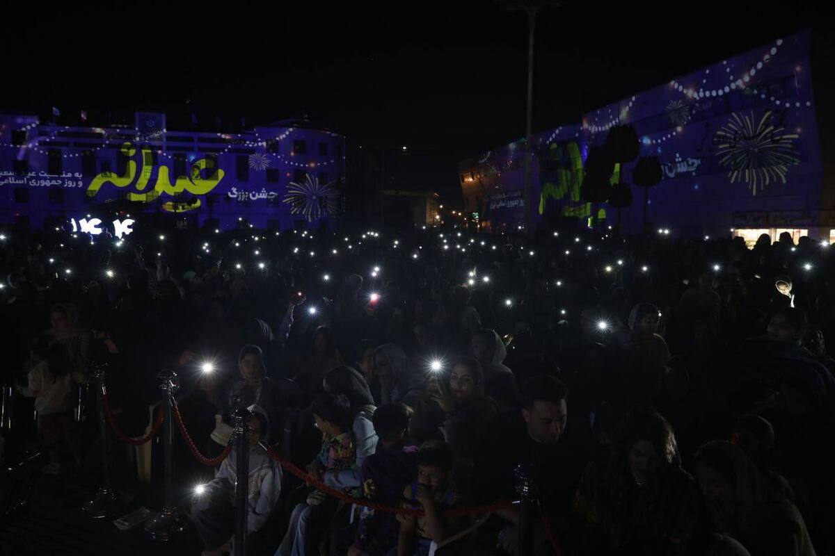 امشب یکشنبه ۱۰ فروردین ۱۴۰۴ عرصه میدان شهدا مشهد میزبان یک رویداد بزرگ و متفاوت بود. جشن بزرگ نورنما با حضور پرشور مردم و مسئولان و جمعی از هنرمندان مشهدی برگزار شد.