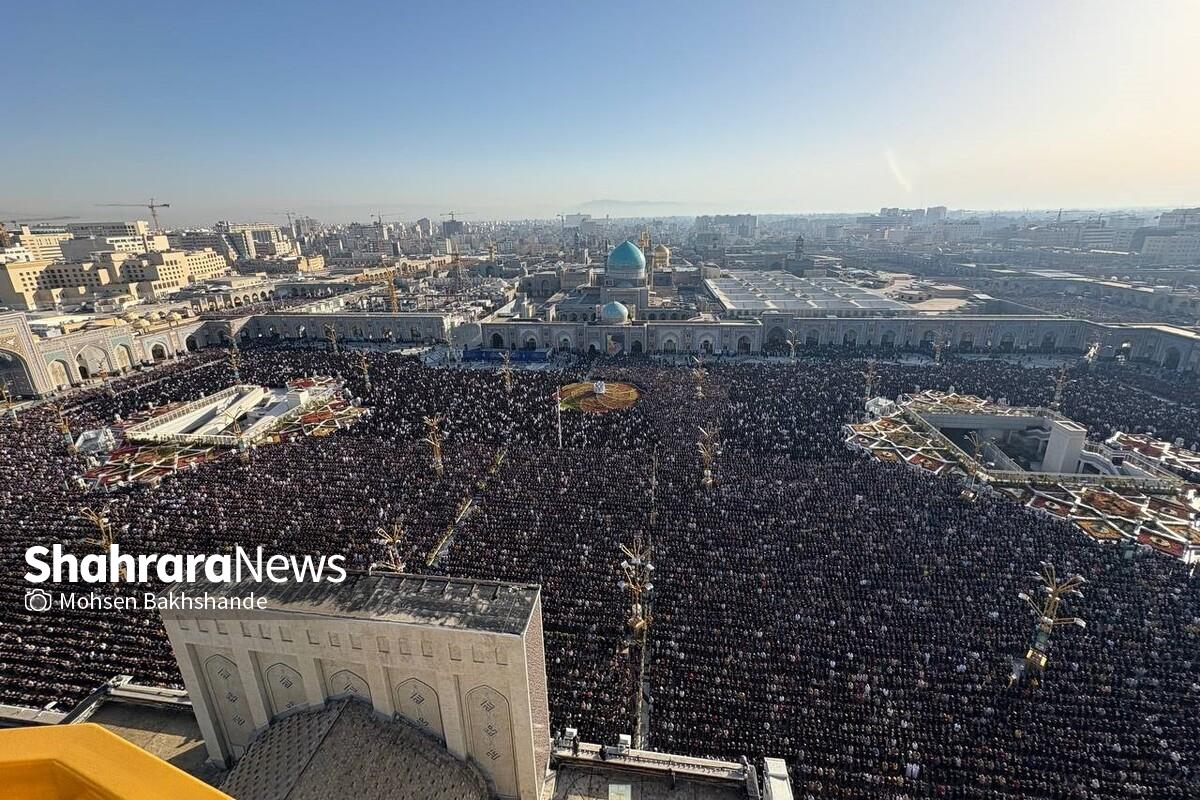 همچون نماز عید فطر سال گذشته که در «قَد قامَت الصَّلاة» آن بیش از ۲۵۰ هزار نفر قامت به نماز بسته بودند، امسال نیز همه صحن‌ها و رواق‌های حرم مطهر رضوی پوشیده از جمعیت عظیم زائران و مجاورانی است که دوشادوش هم به نماز ایستاده و اجتماع مؤمنانه فطر ۱۴۰۴ را در باشکوه‌ترین شکل آن برپا کرده‌اند.