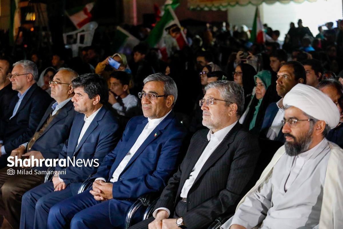 استاندار خراسان رضوی گفت: به نظر من، زحمتی که عزیزان مدیریت شهری کشیدند، این تجربه را به تصویر کشید که می‌شود هم مردم بانشاط و شاد باشند و هم چهارچوب‌ها و حرمت‌ها به‌خوبی رعایت شود. مراسم امشب به معنای واقعی کلمه، تلفیق معنویت و نشاط با حضور هنرمندان بزرگ بود.