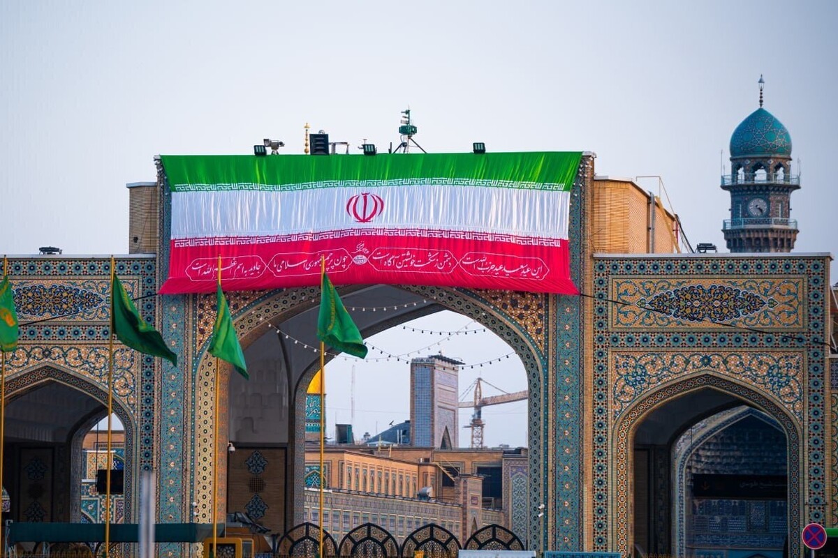 پرچم ایران در حرم مطهر رضوی به مناسبت فرارسیدن ١٢ فروردین، روز جمهوری اسلامی ایران، نصب شد.
