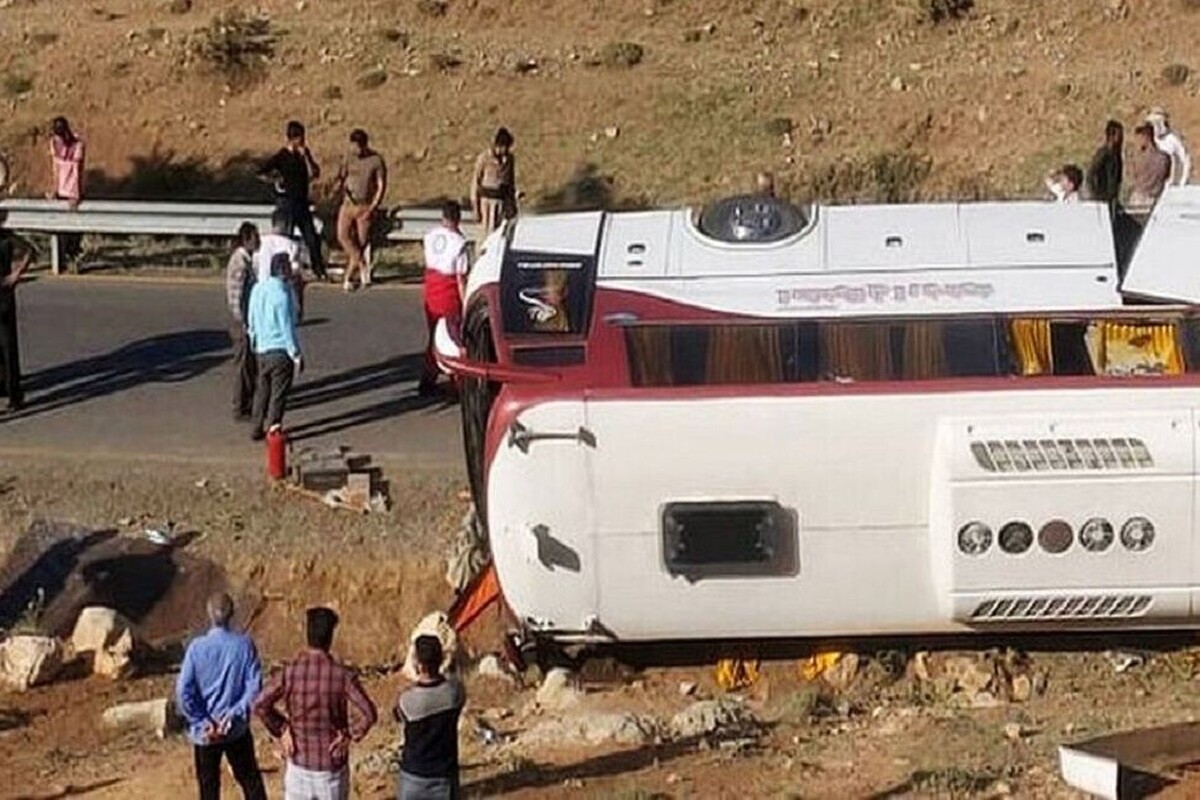 رئیس پلیس راهور فراجا با تشریح جزئیات حادثه واژگونی اتوبوس مسافربری در کرمان، اعلام کرد که بر اساس بررسی‌های فنی و کارشناسی، راننده اتوبوس ۵۰ درصد و شرکت تعاونی مربوطه نیز ۵۰ درصد در وقوع این حادثه تلخ مقصر شناخته شدند.