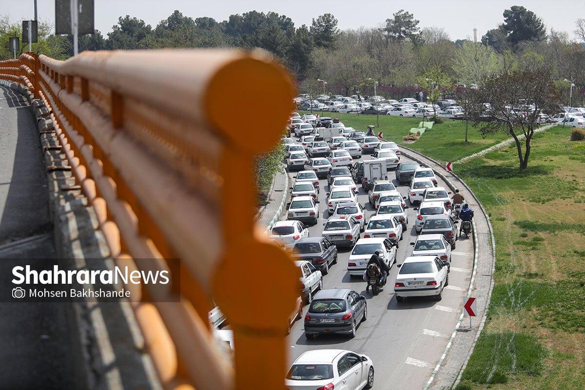 از ساعات اولیه آغاز روز طبیعت همه مسیر‌های منتهی به تفرجگاه‌های بیرون از شهر همچون انتهای بلوار وکیل‌آباد، مسیر دسترسی به بهشت رضا (ع) و ابتدای آزادراه شهید شوشتری، بلوار پیامبر اعظم (ص) ترافیک سنگین خودرو‌ها شاهد ترافیک سنگین خودرو‌ها هستیم.