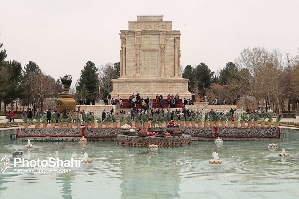 همزمان با ۱۳ فروردین که روز طبیعت نام گذاری شده است، بسیاری از مردم مشهد و مسافران نوروزی در آرامگاه فردوسی حضور پیدا کردند.
