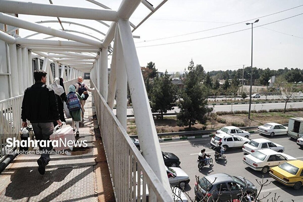 یکی از شهروندان در روز سیزده‌بدر حرکت خطرناکی با تاب خوردن با جرثقیل انجام داد.
