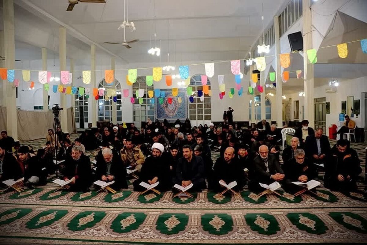 جلسات قرآن در مشهد از گذشته تا امروز همیشه محل دور هم جمع شدن مومنان بوده است که دل در گرو آیه‌های کتاب آسمانی دارند. این جلسات در ماه مبارک رمضان حال و هوای و رنگ و بوی دیگری دارد. در بهار قرآن سراغ جلسات قرآنی مشهد رفته‌ایم. در این قسمت به مجمع القرآن و العتره واقع در خیابان مفتح سر زده‌ایم.