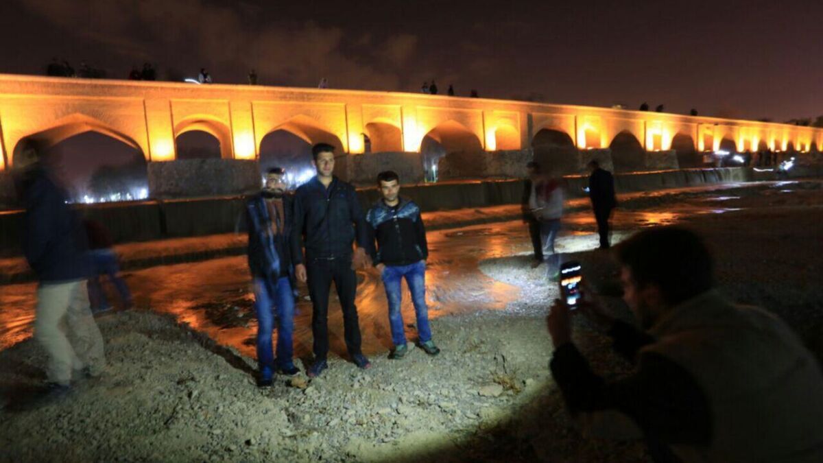 جریان آب زاینده‌رود، شامگاه جمعه پس از گذر از بستر خشک آن و عبور از بیشه «ناژوان» به پل‌های تاریخی شهر اصفهان رسید.