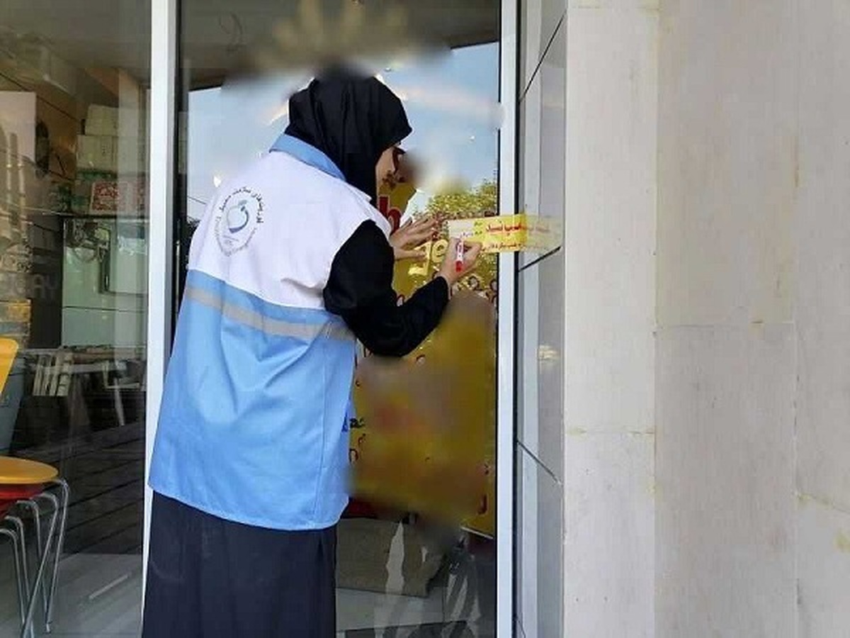 مدیر سلامت محیط و کار دانشگاه علوم پزشکی مشهد با بیان اینکه ۲۲۴ مرکز تهیه و توزیع و عرضه مواد غذایی متخلف در حوزه سلامت محیط در خراسان رضوی به‌دلیل عدم رعایت اصول بهداشتی در مناطق زیر پوشش این دانشگاه پلمب شدند، گفت: از ابتدای اجرای برنامه سلامت محیط در ماه مبارک رمضان و تعطیلات نوروزی تاکنون ۹۳ هزار و ۵۲ بازدید در حوزه سلامت محیط در تمامی شهر‌های تابعه این دانشگاه انجام شده که حدود ۶۳ هزار و ۶۰۴ مورد از این تعداد مربوط به شهر مشهد بوده است.