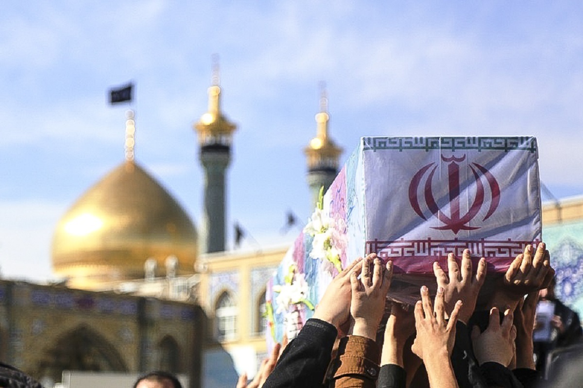 پیکر سرباز وظیفه «مهدی گلشاهی»، سومین مصدوم حادثه انفجار مواد محترقه توقیفی چهارشنبه آخر سال در کلانتری شهید رجایی مشهد، در حرم مطهر رضوی تشییع شد.