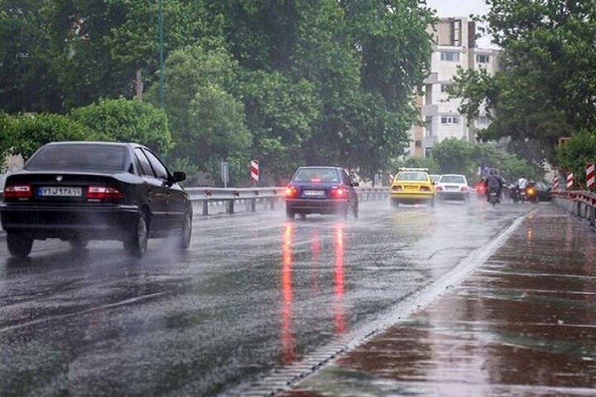 رئیس مرکز ملی پیش‌بینی و مدیریت بحران مخاطرات وضع هوا ضمن تاکید بر تداوم رگبار باران و وزش باد شدید موقت از امروز (۱۷ فروردین‌ماه) تا پنجشنبه (۲۱ فروردین‌ماه) استان‌های تحت تاثیر بارش را برشمرد و از وقوع گردوخاک در برخی نقاط خبر داد.