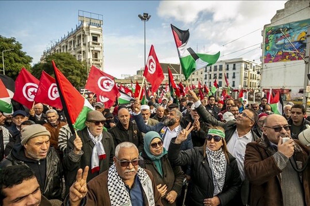 مردم تونس و سازمان‌های حامی فلسطین تظاهراتی را مقابل سفارت آمریکا در اعتراض به جنگ رژیم صهیونیستی علیه غزه برگزار کردند.