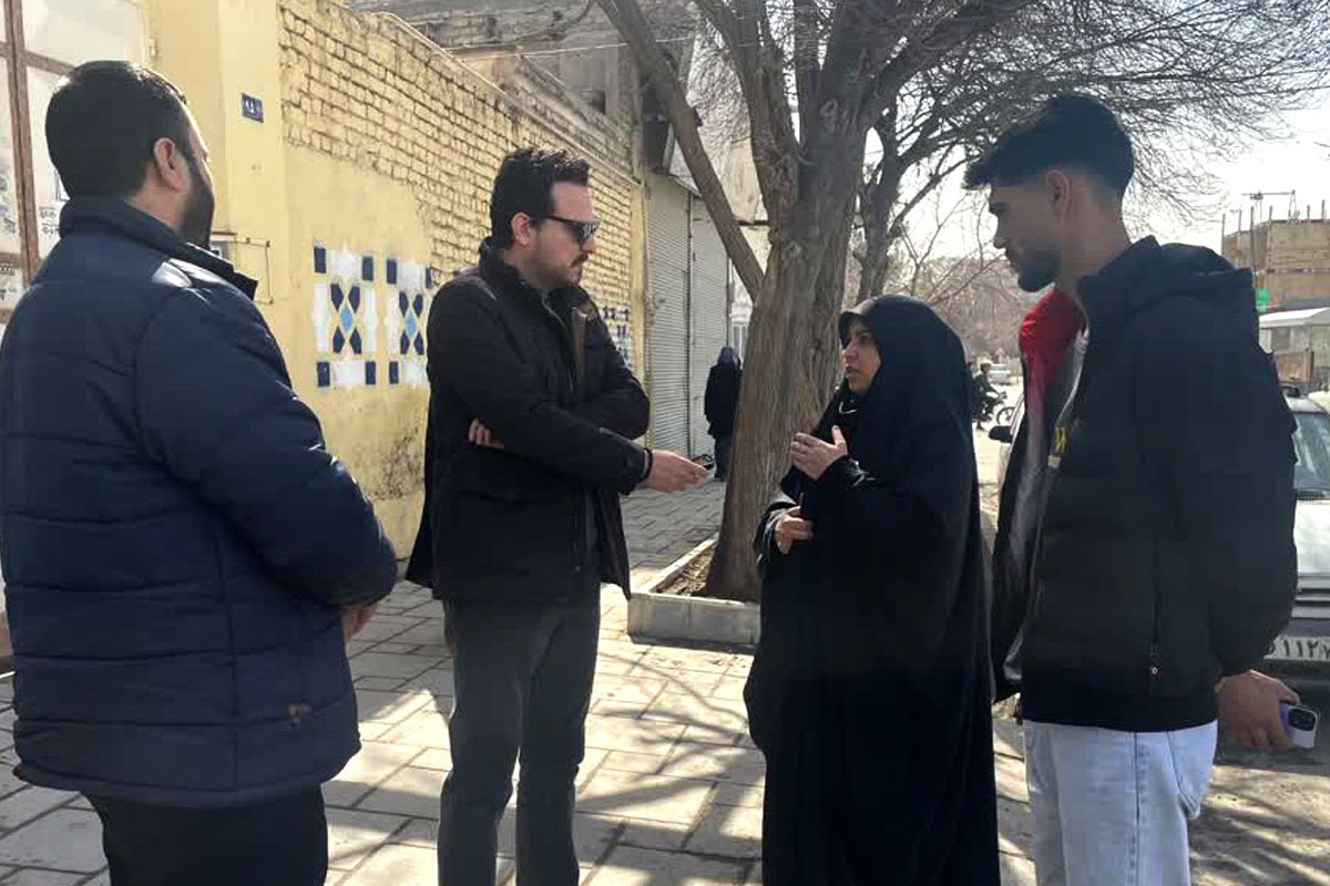 در گفت‌و‌گو با چهار نفر از اعضای فعال اجتماعی محله عباس آباد مشهد، به مسائلی برخوردیم که مردم سال هاست با آن دست و پنجه نرم می‌کنند، اما تاکنون پاسخی قانع کننده دریافت نکرده‌اند.