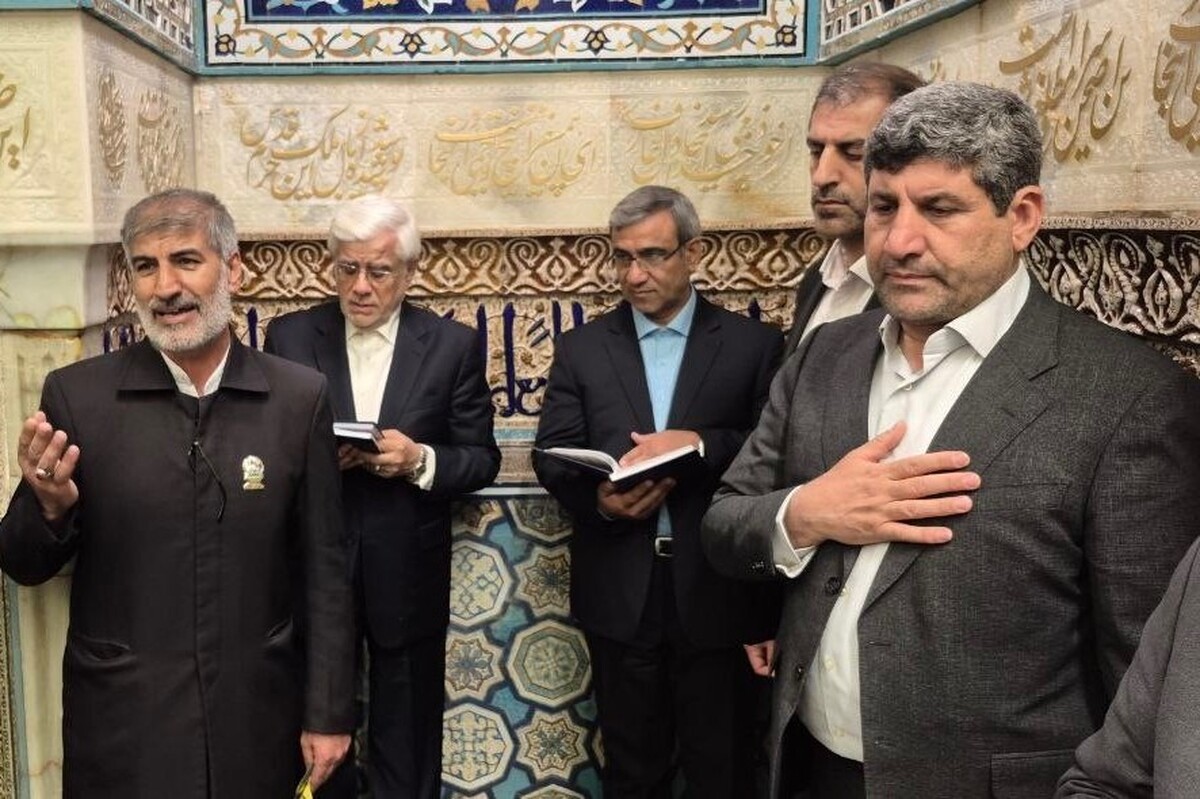 معاون اول رئیس جمهور پس از ورود به مشهد مقدس، بارگاه نورانی ثامن الحجج علی ابن موسی الرضا (ع) را زیارت کرد.