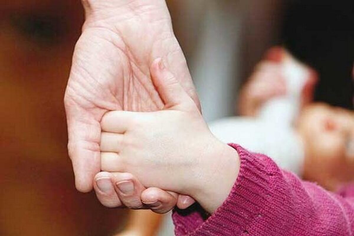 معاون سلامت اجتماعی بهزیستی خراسان‌رضوی گفت: ابتدا باید ثبت درخواست در سامانه فرزندخواندگی انجام شده و کپی مدارک در این سامانه بارگذاری شود و سپس با همراه داشتن این مدارک به بهزیستی شهرستان محل زندگی خود مراجعه کنند.