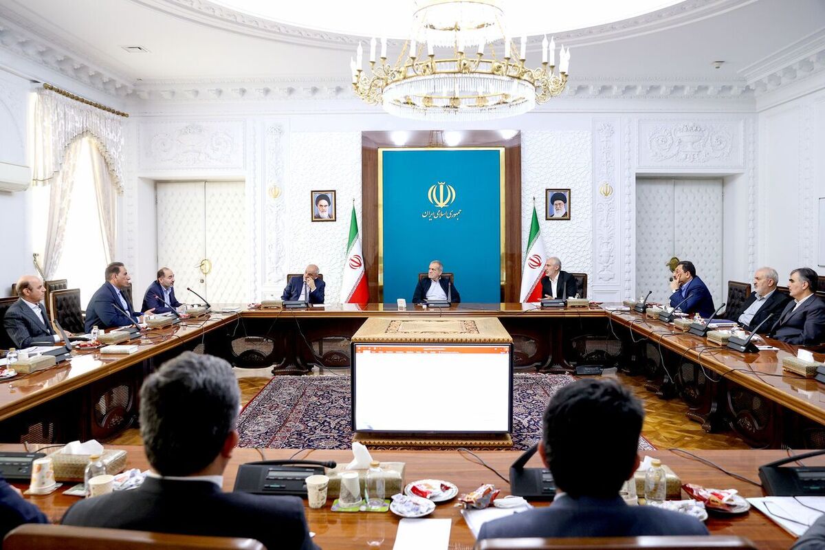 رئیس جمهور گفت: در راستای تحقق شعار سال و مردمی‌سازی اقتصاد، دولت بسته‌های تشویقی جذابی برای سرمایه‌گذاری در حوزه انرژی‌های تجدیدپذیر طراحی و ارائه کرده است و از این سرمایه‌گذاری‌ها به‌صورت ویژه حمایت خواهد کرد.