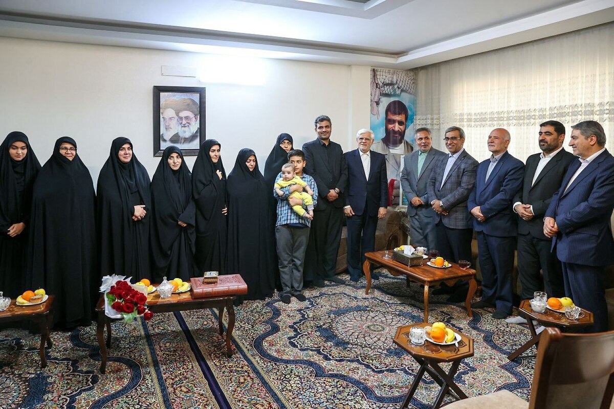 معاون اول رئیس‌جمهور به دیدار خانواده شهید عبدالحسین برونسی فرمانده تیپ ۱۸ جوادالائمه رفت.