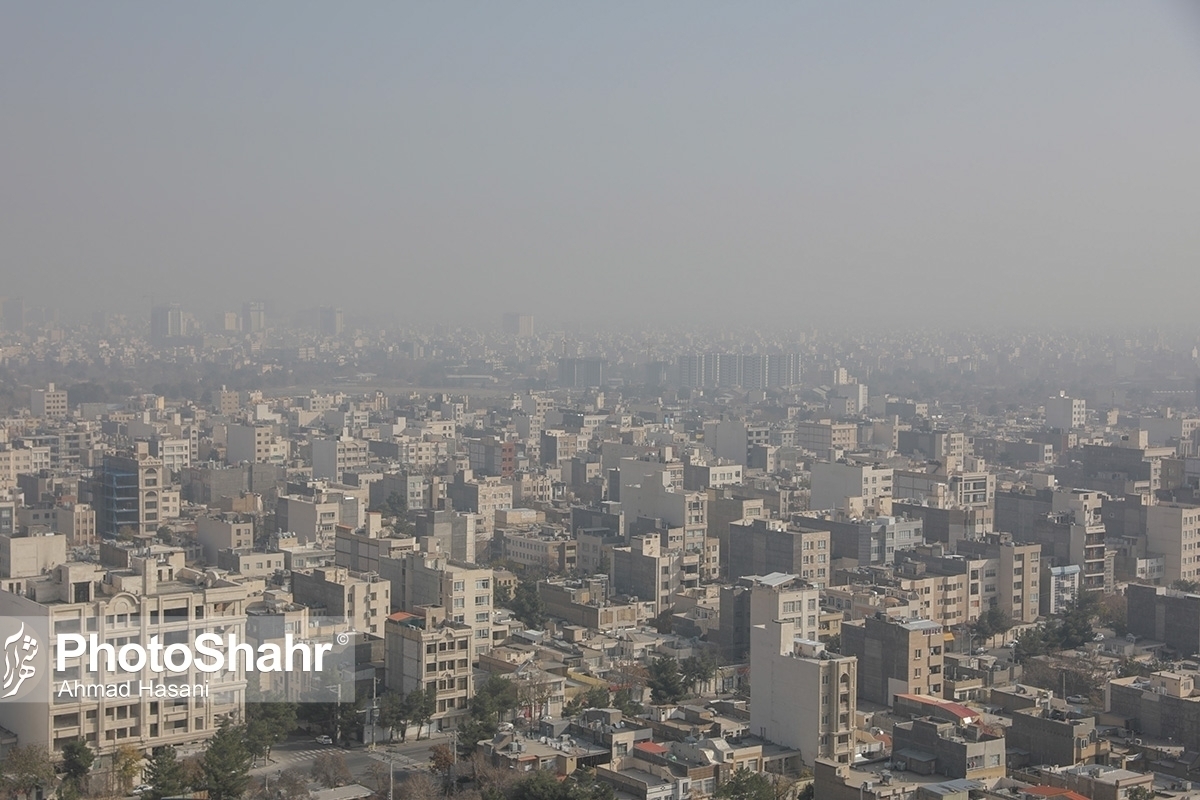وزیر بهداشت با بیان این‌که سالانه حدود ۵۰ هزار نفر در کشور بر اثر آلودگی هوا جان خود را از دست می‌دهند، گفت: برای کاهش این آمار، راهکار‌هایی از جمله توسعه ناوگان حمل‌ونقل عمومی و ریلی وجود دارد.