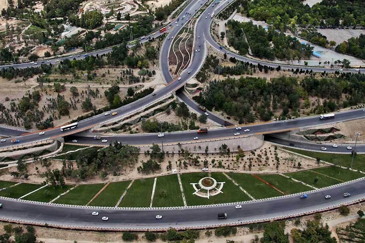 مدیرکل نظارت بر اجرای طرح‌های عمرانی گفت: در ایام عادی بالغ بر ۱۰ هزار نفر در پروژه‌های زیرساختی شهر مشغول کار هستند، اما با توجه به تأکید آقای شهردار بر تمرکز همه استعداد‌ها در حوزه استقبال و میزبانی از زائران نوروزی، شمار دست‌اندرکاران و عوامل فنی پروژه‌های زیرساختی شهر در این روز‌ها به حدود ۱۵۰۰ نفر کاهش یافته است.