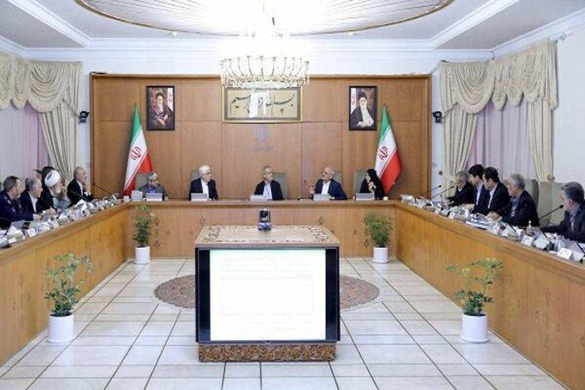 رئیس جمهور در جلسه هیئت دولت گفت: دولت چهاردهم با وجود کمبود منابع تلاش می‌کند برخی پروژه‌های بزرگ مثل مدرسه‌سازی و ساخت اماکن ورزشی را با کمترین منابع پیش ببرد.
