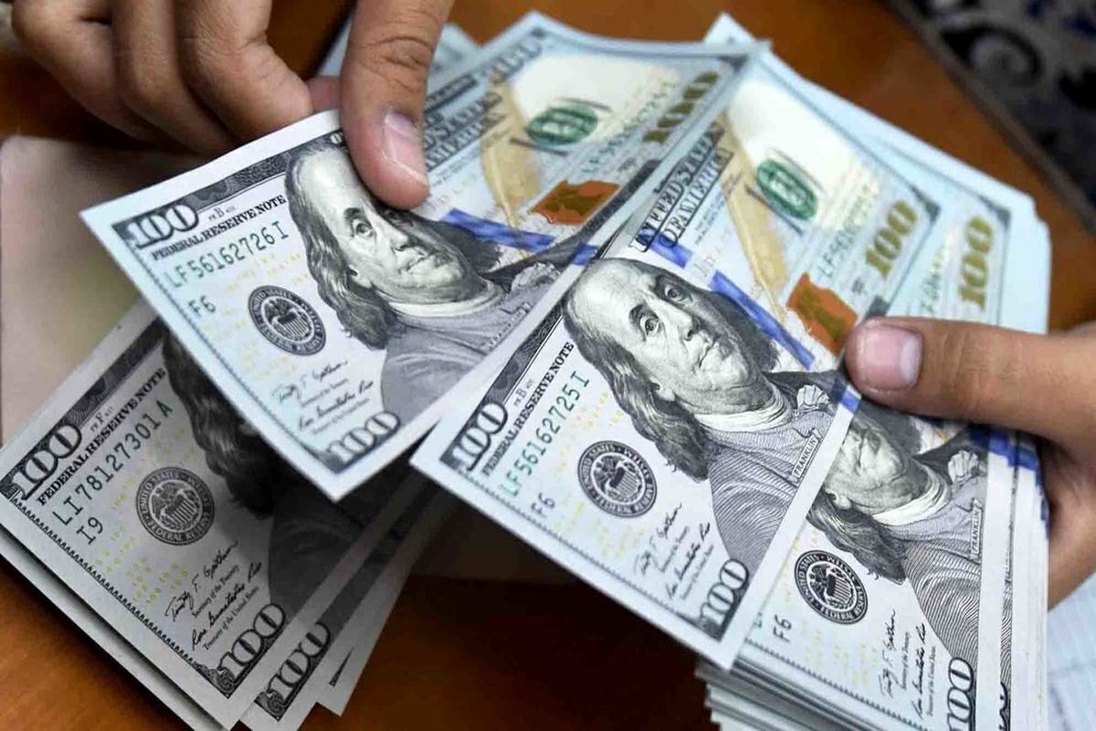 قیمت دلار روز چهارشنبه با افزایش ۵۰۰ تومانی بازگشایی و در محدوده ۱۰۰ هزار تومانی معامله شد، اما در ادامه، کاهشی شد و به کریدور ۹۹ هزار تومانی برگشت. قیمت دلار در آخرین معامله روز چهارشنبه با رقم ۹۹ هزار و ۷۵۰ تومان معامله شد.