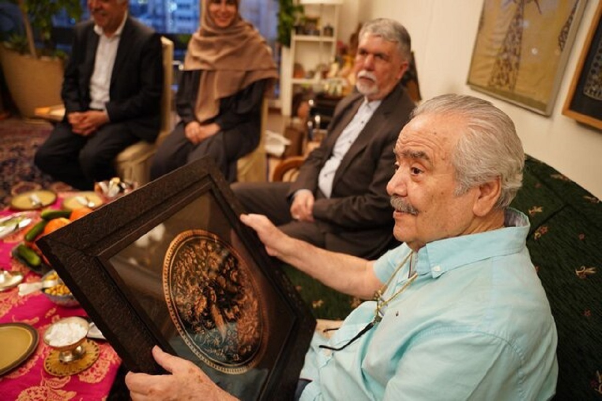سید عباس صالحی وزیر فرهنگ و ارشاد اسلامی با همراهی نادره رضایی معاون هنری مهمان استاد قباد شیوا هنرمند پیشکسوت هنر‌های تجسمی شدند.