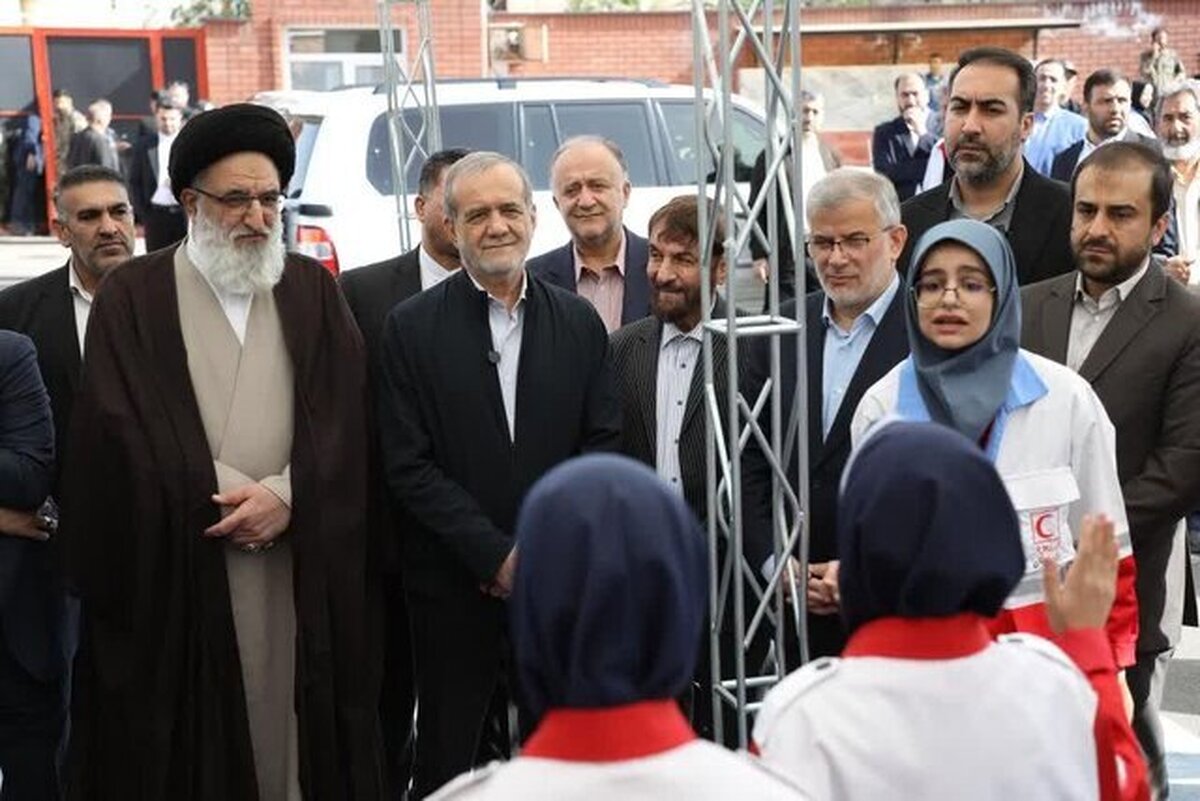 رئیس‌جمهوری صبح پنجشنبه ۲۱ فروردین در جریان سفری یک‌ روزه و با هدف بازدید از اقدامات قرارگاه اجتماعی استان البرز و ارزیابی میدانی طرح‌های توانمندسازی مناطق کمتر برخوردار با استقبال نماینده ولی فقیه در البرز و استاندار البرز وارد این استان شد.
