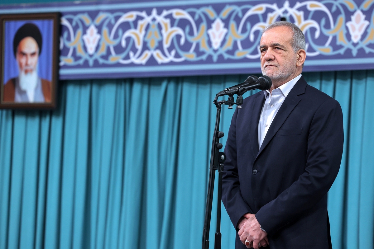 رئیس جمهور در نشست با جمعی از مدیران استان البرز تاکید کرد که استان ها باید بدون اتکا به مرکز و تهران باید با همکاری مردم سازندگی داشته باشند.