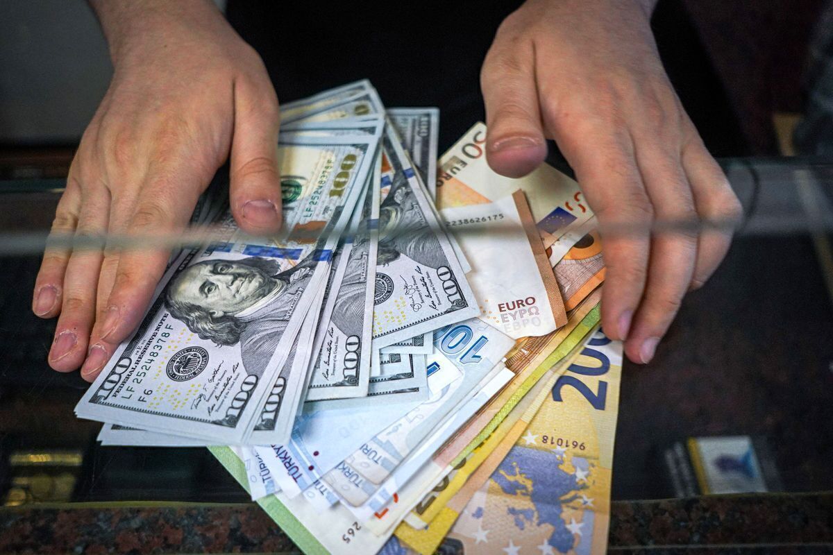 دبیرکل کانون صرافان گفت: پیش‌بینی می‌شود با توجه به جو روانی مثبت بر بازار، کاهش نرخ دلار علی رغم‌مقاومت بازار ادامه دار خواهد بود؛ آن هم با شیب بسیار تند.