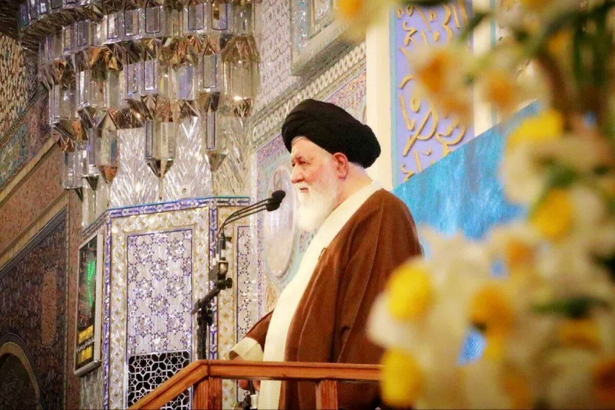 نماینده ولی‌فقیه در خراسان رضوی گفت: اصلاً جمهوری اسلامی و انقلاب هیچ، اگر کسی ایرانی باشد و غیرت ایرانی داشته باشد، نمی‌پذیرد که دست خود را خالی کند، همه پیشرفت‌هایش را تسلیم کند و یک گوشه بنشیند کاسه گدایی دست بگیرد تا آمریکا از ما راضی شود. مذاکره با آمریکا خلاف غرور ملی است.