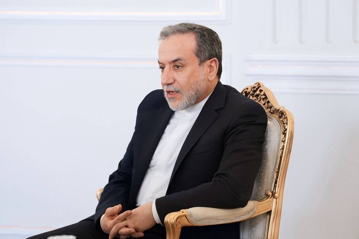 سیدعباس عراقچی، وزیر امور خارجه کشورمان، گفت: اگر طرف مقابل از موضع برابر وارد شده باشد، شانسی برای یک تفاهم اولیه که منجر به یک مسیر مذاکراتی شود، وجود خواهد شد. اگر اراده کافی وجود داشته باشد، درباره «جدول زمانی گفت‌وگوها» تصمیم می‌گیریم.