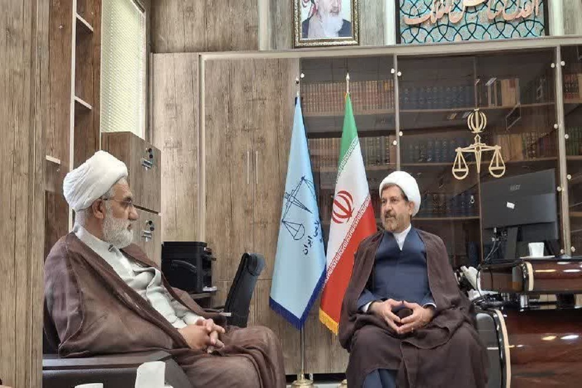 رئیس کل دادگستری خراسان رضوی در دیدار با رئیس حوزه علمیه خراسان با اشاره به توطئه‌های دشمنان علیه نظام اسلامی، به نقش موثر حوزه های علمیه در حل مشکلات و پاسخگویی به شبهات نقش تاکید کرد.