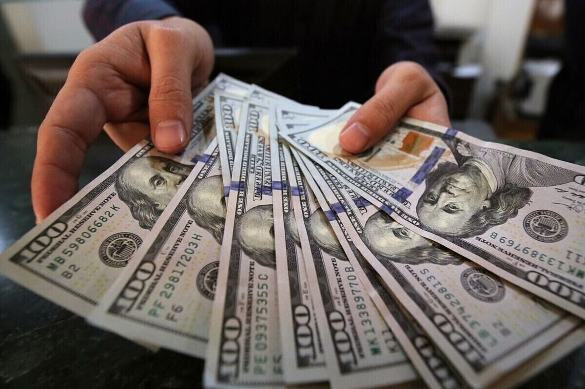 قیمت دلار روز شنبه با کاهش بیش از هزار تومانی در کریدور ۹۰ هزار تومانی بازگشایی شد. افت پلکانی قیمت دلار تا پایان معاملات روز شنبه ادامه داشت. این اسکناس در آخرین معامله روز نخست هفته با کاهش سه هزار و ۵۰۰ تومانی با رقم ۹۷ هزار و ۷۰۰ تومان به کار خود پایان داد.